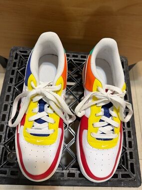 Nike Kids Low-Top Sneakers in White with Red, Yellow, Blue & Orange Accents